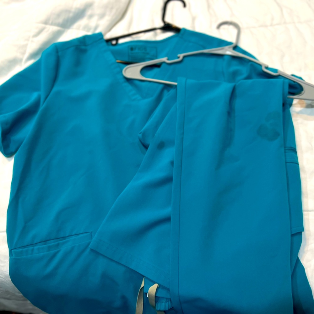 Large Teal figs 3 pocket scrub top and Medium Kade scrub bottoms